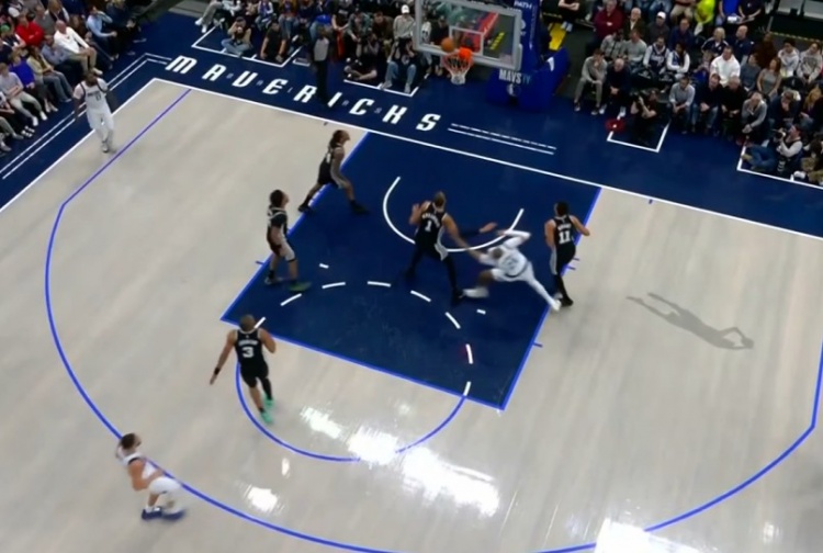 抢庄牛牛公司-发力过猛！克莱跳投命中 卡布卡位顶翻加福德裁判回看普通犯规