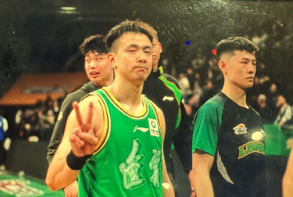 抢庄牛牛公司-赵继伟9+2王者归来！王岚嵚8+1,亨特1篮板1犯规,辽篮领先四川20分